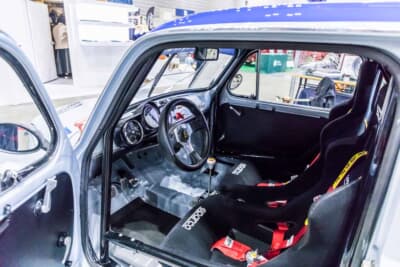 フィアット アバルト1000TCR:ロールケージとバケットシート、レーシングハーネスを組み込んだ室内
