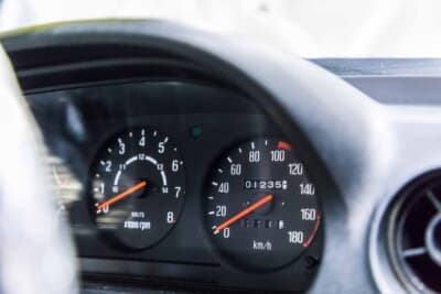 マツダ RX-7：タコメーターが視認しやすい配置だ。オドメーターは1235kmを指す。