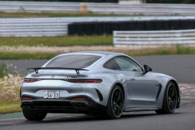 メルセデスAMG GT63 S E パフォーマンス：リアウイングと4本出しマフラーが際立つ後ろ姿、GTシリーズ初のPHEVがサーキットを駆ける