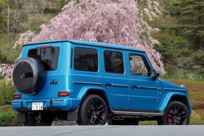 メルセデスAMG G63：スペアタイヤカバーとブラックホイールが際立つ、Gクラス伝統のストレートラインを持つリア