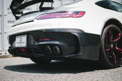 メルセデス・ベンツ AMG GT：カーボン製リアディフューザーとフォージアートのピンクスポークが際立つ足元