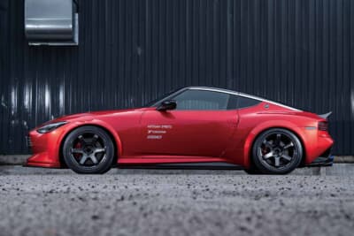 日産 フェアレディZ：オバフェンで幅を稼ぎつつボルクレーシングTE37SAGAを組み合わせたモダンクラシックな佇まい