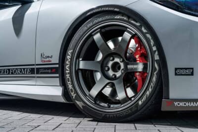 日産 フェアレディZ:VOLK RACINGホイールと赤ブレンボキャリパーの組み合わせがNismo/brembo仕様のフェンダー内で存在感を放つ