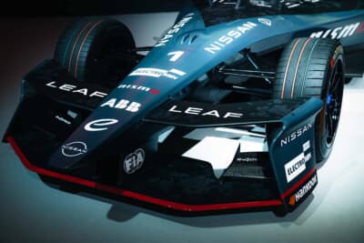Nissan e-4ORCE 05:フロントウイングにはLEAFのロゴ、ボディには桜をあしらったグラフィックが入る