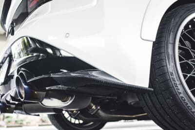 日産 フェアレディZ：カーボン製サイドステップとリアサイドガーニッシュが後端部を飾り、マフラーとの調和も抜群だ