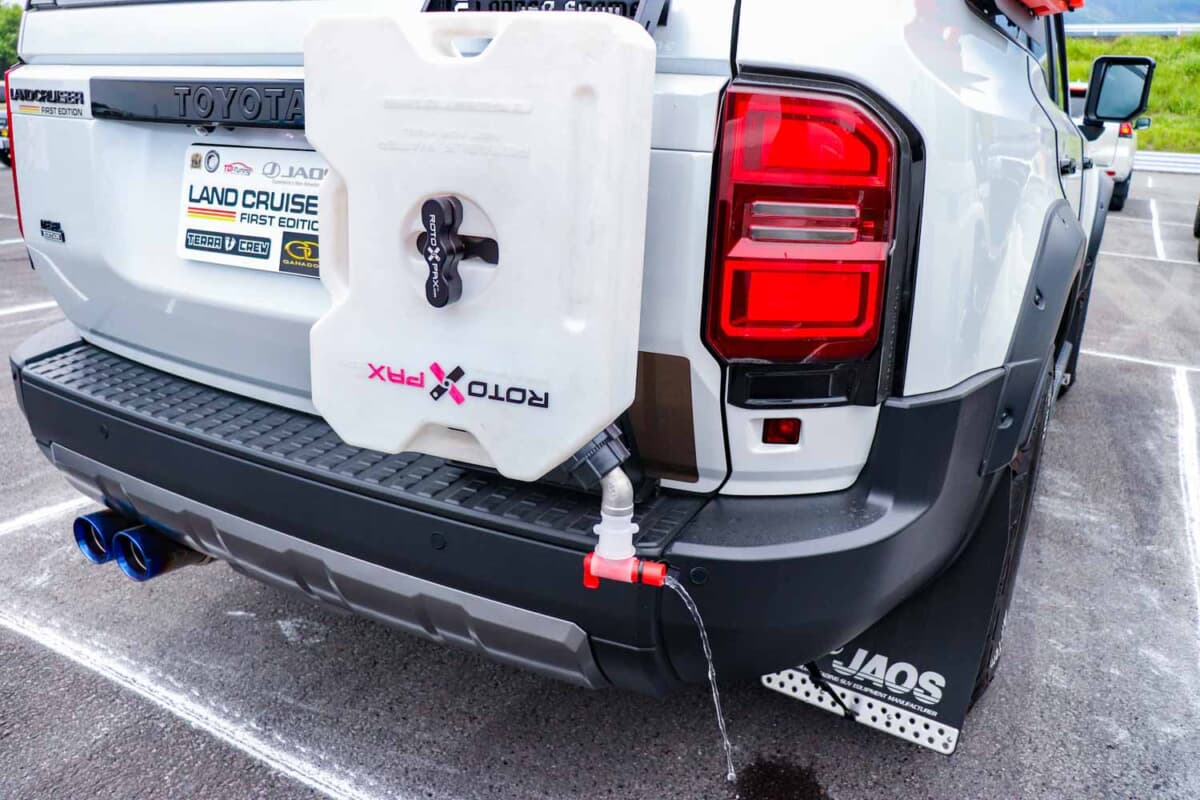 トヨタ ランドクルーザー250：リアゲートに設置したロトパックス製ウォータータンクに自作の蛇口を追加した愛犬用の手軽な足洗い場