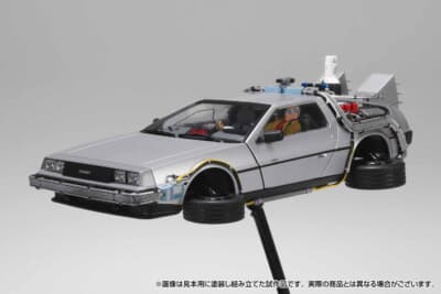 運転席に新規造形のドクを乗せると、いまにも飛び立ちそうな1台に見えてくる