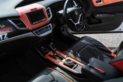 ホンダ ジェイド：クラッツィオのシートカバーとオレンジステッチで彩った室内はスエード張り替えの内張りも上質