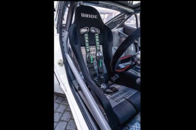 日産 フェアレディZ:ブリッドシートとタカタ製ハーネスを組み合わせ、軽量高剛性かつ優れたホールド性を実現