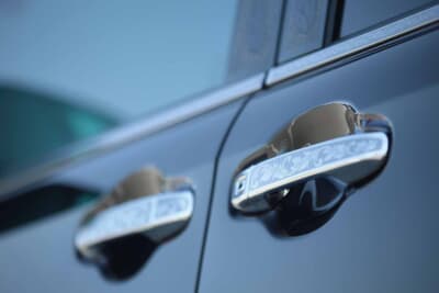 トヨタ エスクァイア：ドアノブにエングレービングステッカーを貼り傷防止とドレスアップを両立させた仕上がり
