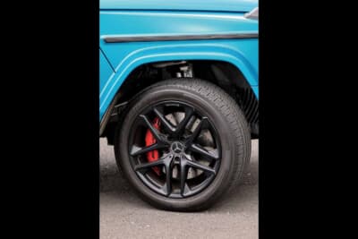 メルセデスAMG G63：赤いキャリパーが目を引くAMGブレーキと、275/50R20サイズのタイヤを履くブラックホイール