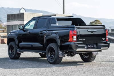 三菱 トライトン:荷台のTRITONロゴと電動トノカバーが目を引くGSR。リアゲートスポイラーが後ろ姿を精悍にまとめる