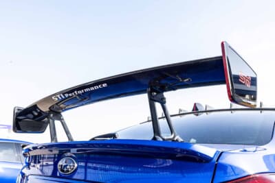 スバル WRX STI:STiパフォーマンスのロゴが入るカーボン製GTウイング。ダウンフォースを稼ぐための大型設計が目を引く