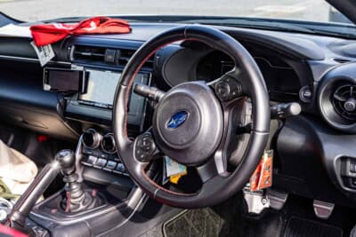 スバル BRZ:ステアリングまわりはほぼノーマル。6速MTのシフトノブが走りを操る楽しさを物語る