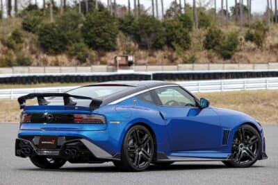 日産 フェアレディZ:大型ウイングとカーボンディフューザーで高めた空力性能がもたらす迫力あるリア姿態