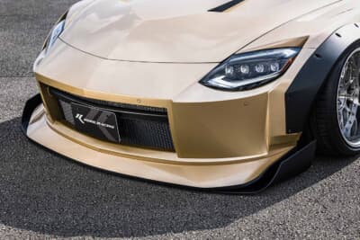日産 フェアレディZ:面を押し出したフロントバンパーへチンスポを加えたネオクラフェイスが特徴だ