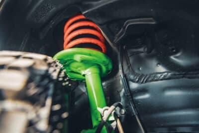 トヨタ ノア:グリーンとレッドのコイルスプリングで構成された足回りは、オフロード走破性を高めている