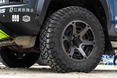 三菱 トライトン:ホイールは軽くて強いクリムソンのMGアーマーFFだ。アグレッシブなスポークや大きなビスが配置されているのがポイント。フローフォーミング採用