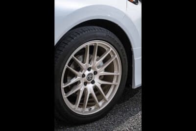 トヨタ ハリアー：TWSの20インチフォージドホイールとテインの車高調で、スポーティかつ高級感のある足元を実現