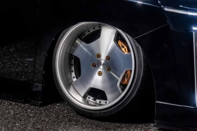 トヨタ ヴェルファイア30系:銀と黒のツートンが美しいアルミホイールと、ゴールドのキャリパーのコントラストが映えている