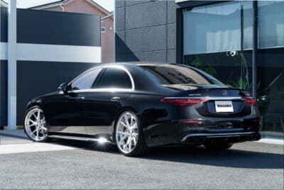 メルセデス・ベンツ S500:ブラッシュ仕上げ+クリアコートのハイパーフォージドホイールで、ナイトパッケージのダーククロムとの対比が際立つ