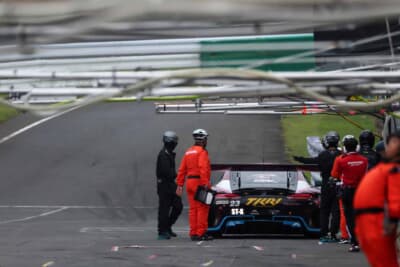 コース脇にストップしマーシャルが対応する#23 TKRI松永建設AMG GT3