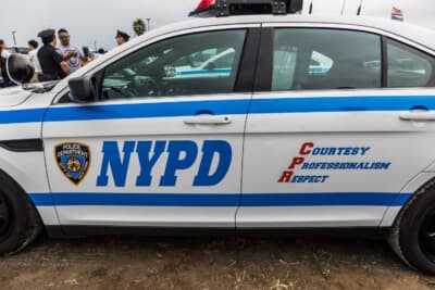 フォード ポリス・インターセプター・セダン：側面にはNYPDの大文字と専用の反射フィルムを使用したブルーストライプ。本家同様の特殊素材で再現されている