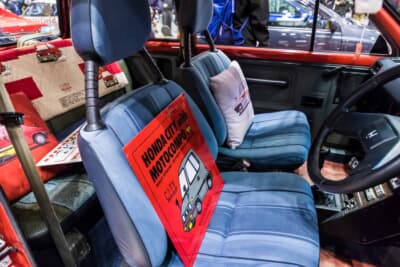 ホンダ シティ：シティをあしらったキルティングカバーやグッズで彩られたリアシート