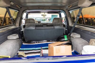 シボレー K5ブレーザー：着脱式ルーフの下に広がる後席と荷室。ブランケットを敷き、日用品を積んで日常的に使い込んでいる