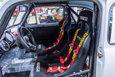 フィアット アバルト1000TCR:スパルコ製バケットシートと赤いハーネスで、サーキット走行に対応する運転席