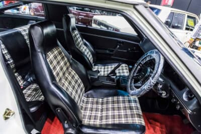 マツダ RX-7：透明の保護カバーで覆われたステアリングとダッシュボード、チェック柄シートが美しい