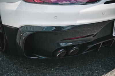 メルセデス・ベンツ AMG GT：整流効果も期待できるカーボンリアバンパーにAkrapovicマフラーを組み合わせる