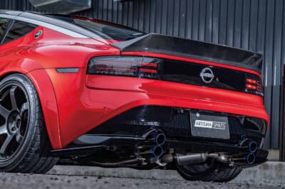 日産 フェアレディZ：Z432オマージュの縦型レイアウトを採用したフルチタンエキゾーストがリアを引き締める