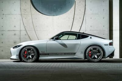日産 フェアレディZ:スピードフォルムのグリルガーニッシュとリアウイングを纏ったRZ34、S30Zを彷彿とさせるサイドビュー