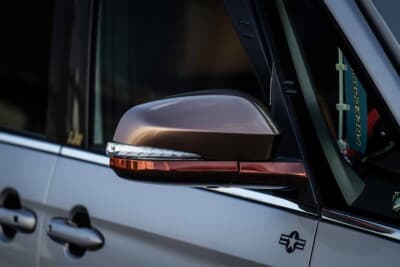 トヨタ ヴォクシー:ドアミラーはメタル感あるブロンズ色にペイントし大人っぽいスタイルへ仕上げる