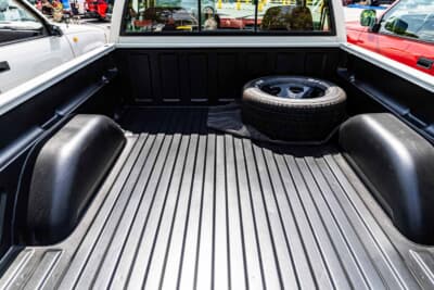 シボレー C1500 454SS：ラプターライナー加工が施された荷台にスペアタイヤを積んだシングルキャブ＆ショートベッド仕様