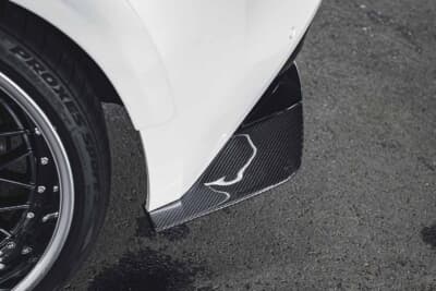 日産 フェアレディZ：リアタイヤからの空気を受け止めるカーボン製リアサイドディフューザーがトラクション向上に貢献