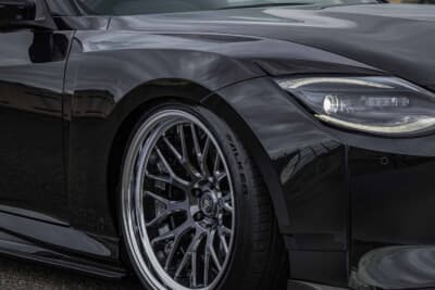 日産 フェアレディZ：ヘッドライト脇からリムオーバーディスクの奥行きまで魅せるフェンダーまわりの仕上がり
