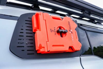 トヨタ ランドクルーザー250：運転席側のロトパックスは桃太郎くんの散歩などに必要なアイテムが保管される