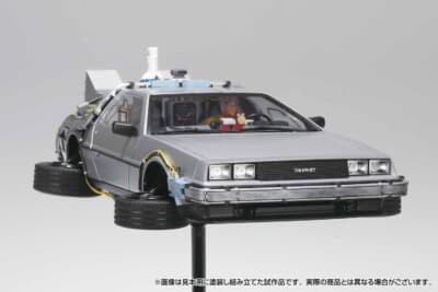 ダッシュボードに置かれたタイムサーキットなど、室内も精密に再現されている