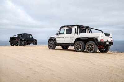 メルセデス・ベンツ Gクラス6×6:白と黒の2台が並ぶブラバス仕立ての6輪駆動ピックアップで荷台にロールバーを装備
