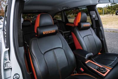 ホンダ ジェイド：V-VISIONロゴ入りヘッドレストとオレンジパイピングで統一された黒基調のリアシート周り