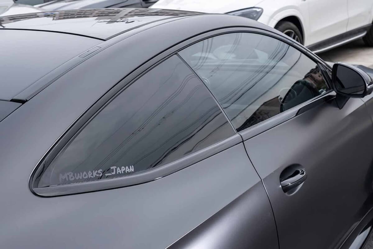 メルセデスAMG CLE53：ドアミラーはラッピングで仕上げ質感違いの黒を細部にまで効かせた