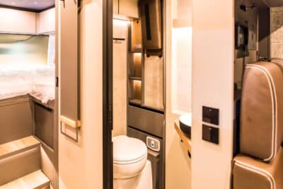 ニースマン・ビショフ iSmove 6.9 E：スライドドアの奥に配置したトイレと洗面台。コンパクトながら使いやすいサニタリー空間