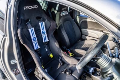アバルト 595：レカロ製バケットシートにスパルコのハーネスを組む。純正のアバルトスポーツシートとの対比が面白い