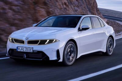 BMW i3 50 xDrive First Edition：ホワイトのボディをまとった特別仕様。夕暮れの海岸線を走り、最長563マイル（約906km）の電動走行距離をうたう