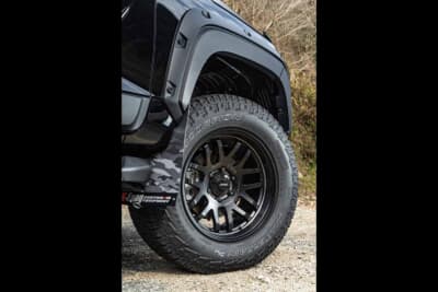 三菱 トライトン:レイズA-LAP-07Xの18インチとピレリ・スコーピオンの組み合わせ。マットブラックの鍛造ホイールが足元を締める