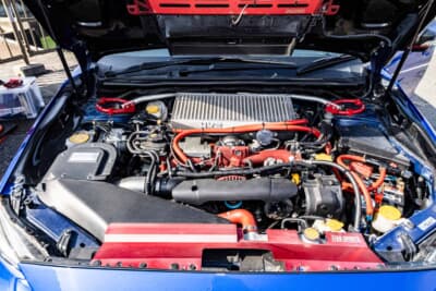スバル WRX STI:HKS製インタークーラーやゼロスポーツのパーツで固めたエンジンルーム。オーバーホール済みのEJ20型が心臓部だ