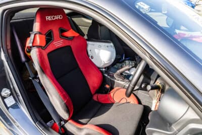 スバル BRZ:ホールド性に優れるレカロSR-7を運転席に装着。レッドとブラックのコントラストがコクピットを引き締める