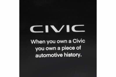 ブラックには白のCIVICロゴと英文タグラインをくっきりプリント